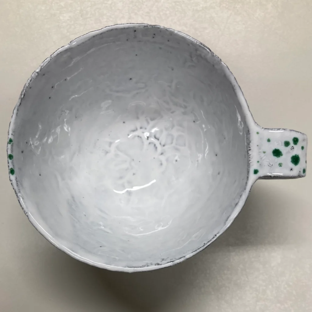 Aufsicht kleine Tasse, weiß und grün auf schwarzem Ton, 2025