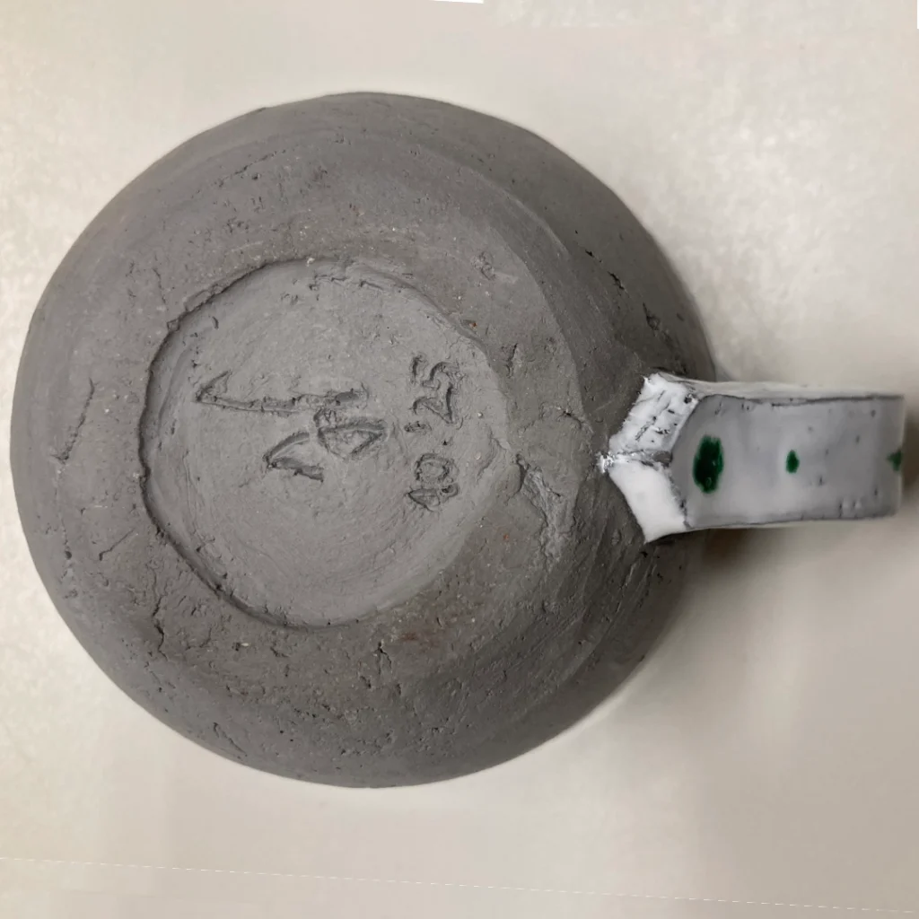Untersicht kleine Tasse, weiß und grün auf schwarzem Ton, 2025