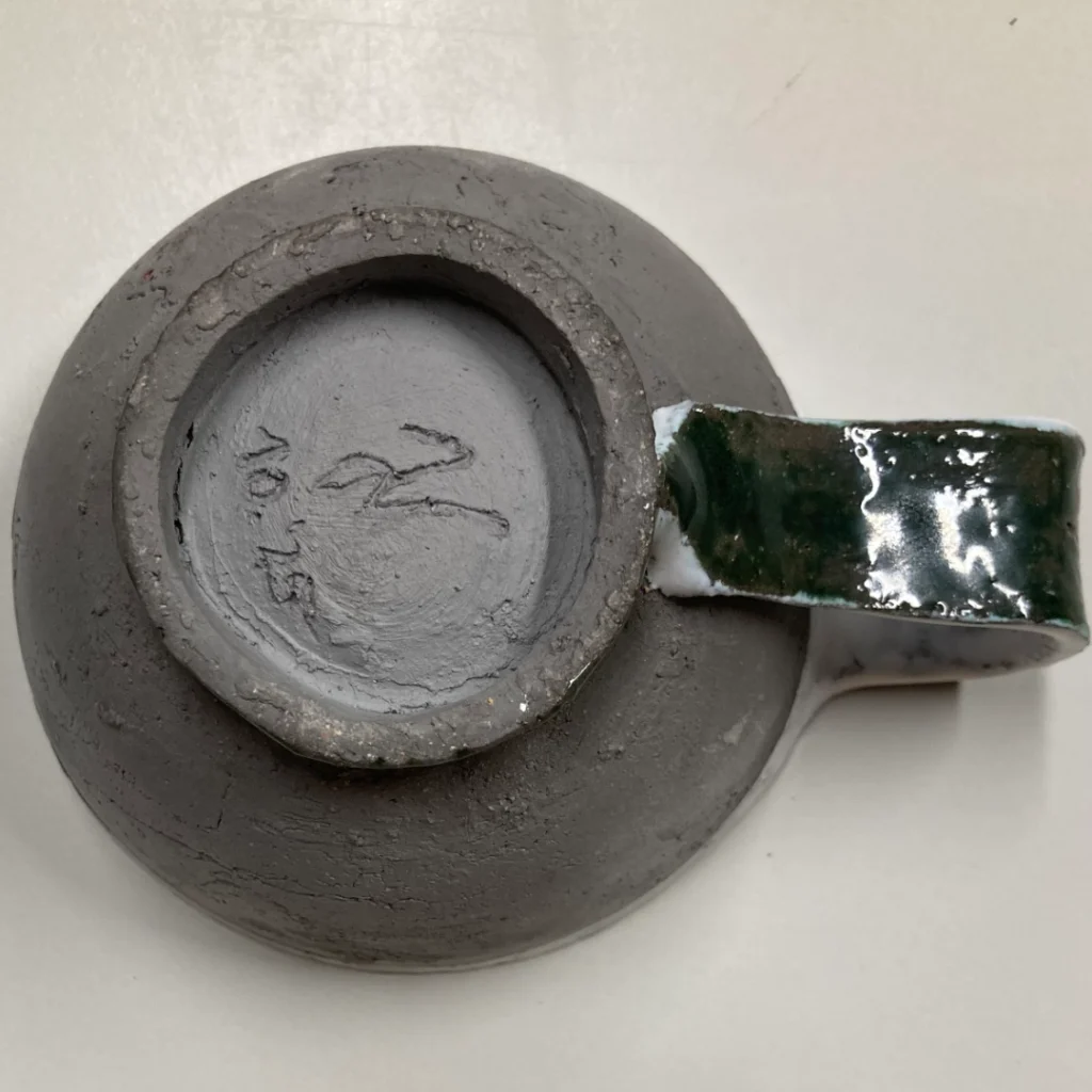Untersicht kleine Tasse, weiß auslaufend, 2025