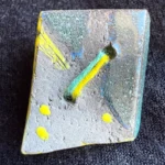 Verwendung der Knopf-Brosche Raute MoNi mit Garn