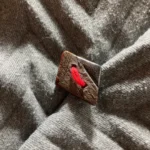 Verwendung der Brosche Raute Ma mit Garn