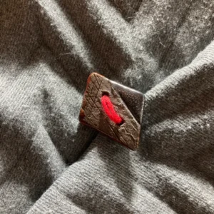 Verwendung der Brosche Raute Ma mit Garn